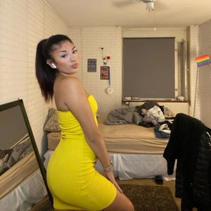 Gul Hm klänning  - Passar jätte bra, aldrig använd. Säljs pågrund av att den ej kommer till användo. köparen står för frakten.