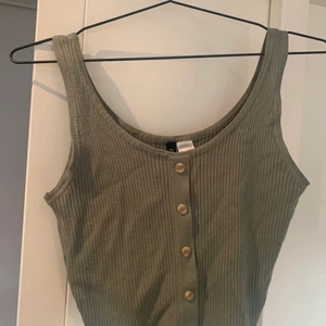 Linne från Hm - Ett fint grönt linne som jag använt fåtal gånger bara så den är i bra skick. Från H&M och i strl M. Köparen står för frakt! 