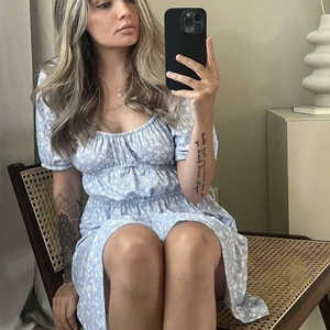 Oanvänd klänning - Superfin blå sommarklänning med blommor som aldrig är använd, med lapparna kvar. Köpt för 399kr