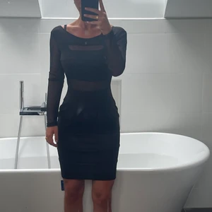 Svart kort klänning helt oanvänd  - Storlek L passar M. kort fest klänning 