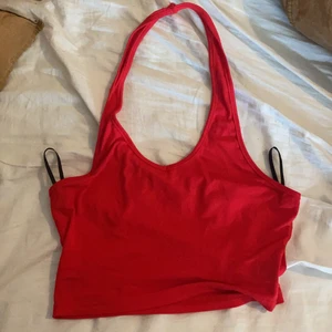 Rött linne - Röd halterneck topp från shein i superskönt material!🤍