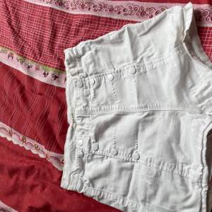 Ett par vita shorts med två bakfickor. Köpta i Italien. Knapp detaljer på framsida