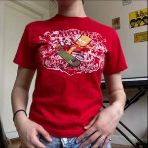 röd simpsons t-shirt, det står ingen storlek men skulle säga att det är xs-s. gör gärna paketpris :) 
