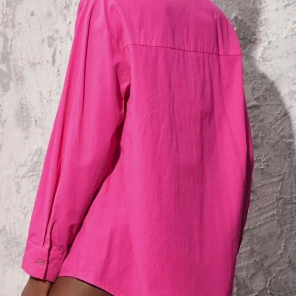 Hejsan! Här har jag en superfin rosa skjorta! Köpte den för ca en månad sen och tyvärr på passade den inte mig därför säljer jag den!  Pris kan alltid diskuteras! Frakt tillkommer 66kr! Står inte för post slarv!. Skjortor.