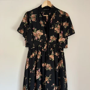 Blommig klänning från zara - Klänning från zara, gott skick 