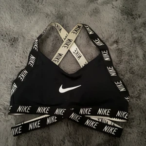 NIKE SPORTBH - Skön sport-bh från Nike som inte kommit till användning. Finns inlägg men går att ta ur och banden är justerbara! 100kr inklusive frakt 🥰