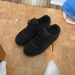 Air max 90 storlek 43 - Jätte bra och fräscha har använt dom få antal gånger 