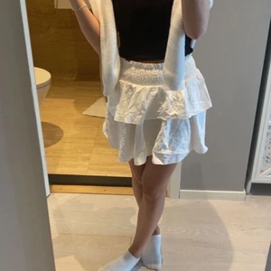 Vit volangkjol - Vit volangkjol, vet tyvärr inte märket då det inte är någon lapp där bak! köpt här på plick❤️ hör av dig vid intresse eller fler bilderr