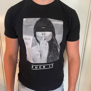 Svart t-shirt med tryck - Svart t-shirt med tryck i en tight modell