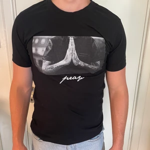 Svart t-shirt med tryck - Svart t-shirt med tryck i en tightare modell.