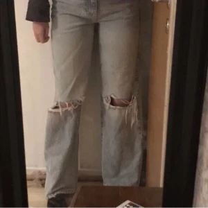 Wide jeans - 2 par jeans med hål från Gina⚡️ snygga men kommer inte till användning. Köpt i februari men inte använda bara testade så i nyskick <3 Dom ljusa är i storlek 36 och dom mörkare är i 38! Köp ett par för 200kr båda för 300! (jag är ca 173)