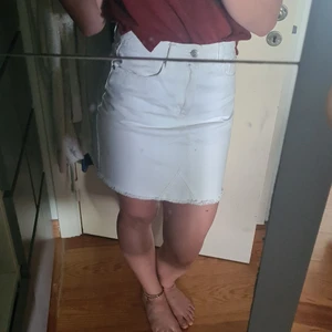 Vit jeanskjol - Vit jeanskjol i storlek 36 men funkar på en liten 38.