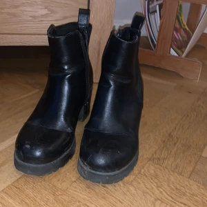 Svarta boots - Svarta boots från Vox, köpta för två år sen. Passar till både byxor och kjol💕