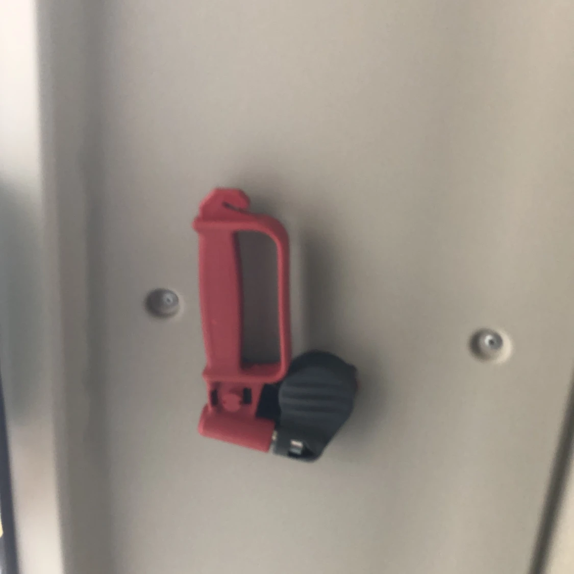 Det är en fönster slagar sak som kan ta sönder fönster på ett kvickt sätt. Den kommer med en häng sak så den kan sitt fast i taket