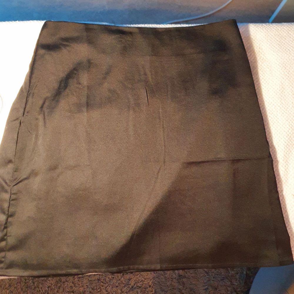 Svart kjol i silkes material med dragkedja bak. Köpt från Missguided i storlek 8, motsvarande 36/S. Fint skick ! . Kjolar.