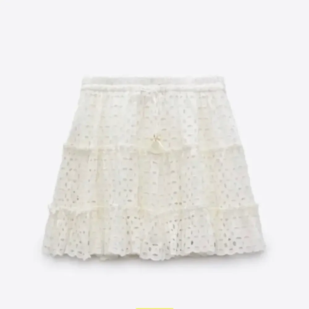 Säljer denna jättesöta kjol ifrån zara säljer pga att den aldrig kommer till användning ,bara testad så i bra skick, kom privat för mer bilder. TRYCK INTE PÅ KÖP NU!!. Kjolar.