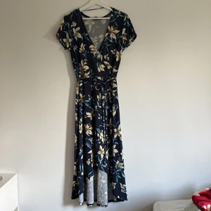 Klänning  - Lång klänning som är använd nån få gång. Storlek:M