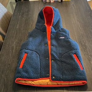 Vändbar Patagonia väst - Vändbar patagonia väst, oanvänd!! Nypris 1500 mitt pris 1000kr. Storlek M i barn känns som en S i vuxen!! 