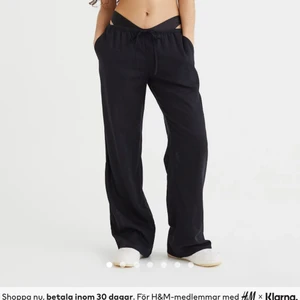 Linnebyxor hm - Slutsålda svarta linnebyxor från Hm i storlek S. Bland de snyggaste linnebyxorna jag testat men tyvärr lite för korta för mig som är 172 cm. Är helt slutsålda på hemsidan. Endast testade och prislappen sitter kvar! Frakt ingår inte i priset!