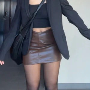 Brun kjol - Brun läderimitations kjol från hm med V midja. Knappt använd❤️❤️