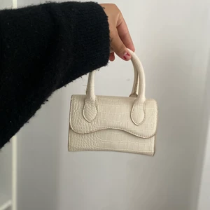 Väska - Hejsan! Här har jag en super söt liten väska som tyvärr inte kommer till användning längre! Köpte den föra året men ser absolut inget fel på den alls!   Pris kan alltid diskuteras! Frakt tillkommer 66kr! Står inte för post slarv! Tar endast Swish!