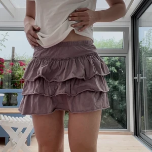 Volangkjol - Supersöt lila volangkjol! Egentligen barnstorlek men passar XS-S 💜