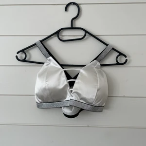 Topp - Superfin sport-bh/ topp med glitter band och silkigt tyg, passar storlek S men det är Onesize, helt oanvänd 