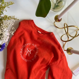 Sporty & Rich sweatshirt - Snygg och fräsch sweatshirt från sporty & rich.  Matilda Djerf när ofta märket! Nypris ca 1500kr, storlek S💘 