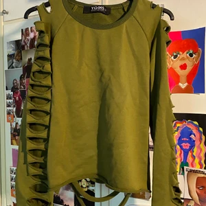 Långärmad grön tröja  - En cool tröja med hål design på ärmarna och ryggen. Den var för tight på mig och jag brukar ha storlek M/L, så tror den är storlek S kanske. Frakten ligger mellan 60-80kr