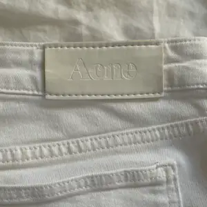 Supersköna vita Acne-jeans i storlek 31/32 🥰Stretchiga och låg midja, rak modell. Som nya. Kan mötas upp i Gbg eller frakta för 60 kr. 