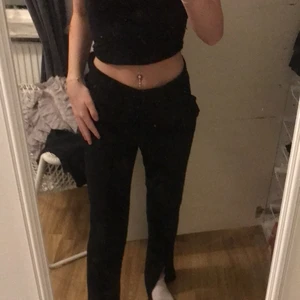 Kostymbyxor - Så himla fina kostymbyxor! Helt nya, använt de 2-3 ggr. Slits längst ner! Pris går att diskuteras 