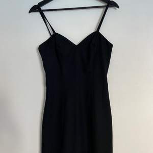 en jätte fin lång klänning/bal klänning i svart med en slit på sidan ☆〜 Köpt på sellpy men aldrig använd för den passade inte :( 