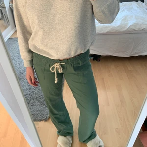 roxy linnebyxor  - Säljer ett par oanvända roxy linnebyxor i den gröna färgen! De är lite ljusare grön irl än på bilden och jättefina! Jag är Ca 1,70 och de e lagom långa på mig 🫶🏼