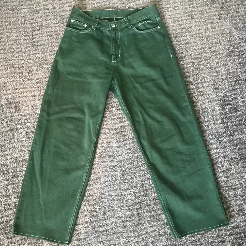 Ett par mörk gröna Sweet Skateboarding jeans med vit outline stitching. Fint skick. Storlek=XS. Ytterbenslängd=96,5cm. Bara att skriva om du har frågor.. Jeans & Byxor.