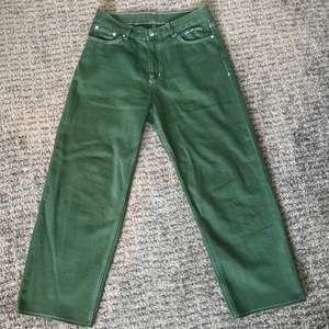 Ett par mörk gröna Sweet Skateboarding jeans med vit outline stitching. Fint skick. Storlek=XS. Ytterbenslängd=96,5cm. Bara att skriva om du har frågor.