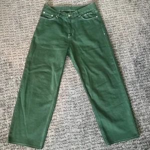 Sweet sktbs jeans - Ett par mörk gröna Sweet Skateboarding jeans med vit outline stitching. Fint skick. Storlek=XS. Ytterbenslängd=96,5cm. Bara att skriva om du har frågor.