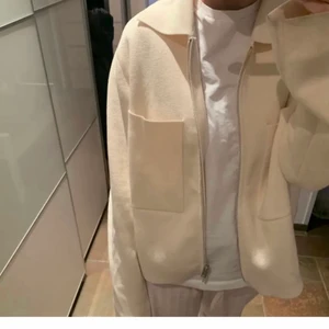 Jacka Åhléns  - (Lånad bild) säljer denna jacka/kofta från Åhléns fast i svart! Helt ny med prislappar kvar. Kom privat för fler bilder 💞🖤 storlek M men passar mig som har S! Nypris 500kr.