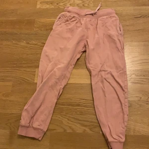 Byxor - Dem är rosa och fina frakten kostar 5 kr Jag kan mötas i nacka 