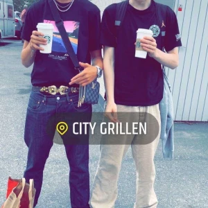 Versace Couture bälte - Säljer mitt snygga nästan helt nya Versace bälte storlek 85 som är använt endast 2 gånger då det är fel storlek. Bältet är i nyskick och kommer med låda och påse, allt i nyskick! Köpt för 1400kr.