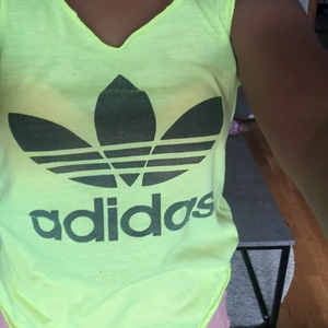 Adidaströja - Det är en väldigt tunn tröja. Den är neon färgad och den är från Turkiet 🇹🇷 den är typ gul, grön.