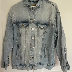 Jeansjacka - Jeansjacka med slitningar i storlek S, men den är ganska oversize så skulle nästan säga en M. Fint skick! 100kr eller bud+frakt