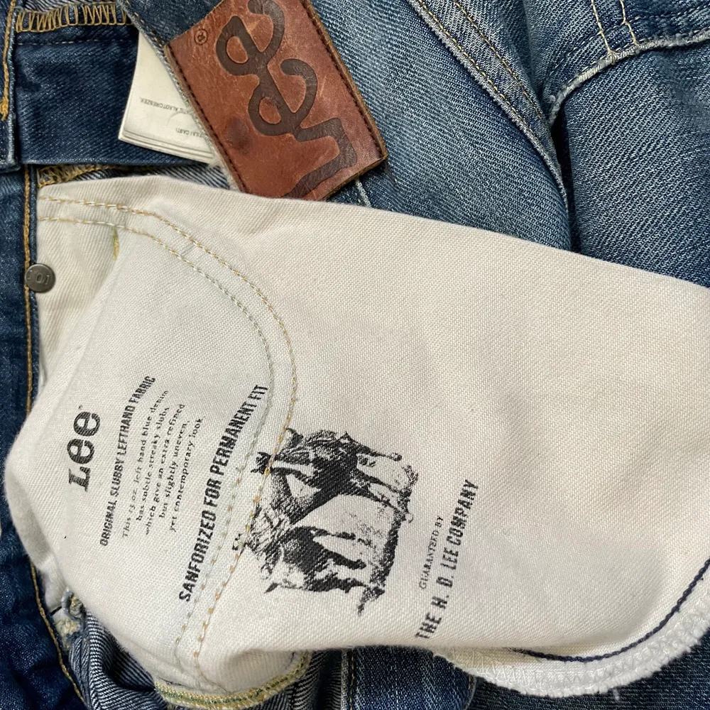 Säljer mina limiter edition lee jeans eftersom dom va för stora.. Jeans & Byxor.