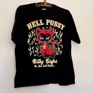 T-shirt  - Svart t-shirt i fint skick med tryck på framsidan 