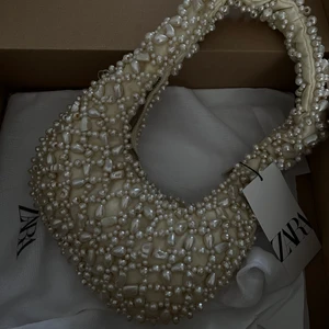 Väska - Säljer denna zara väska, aldrig använd 🤍🤍 den är slutsåld 