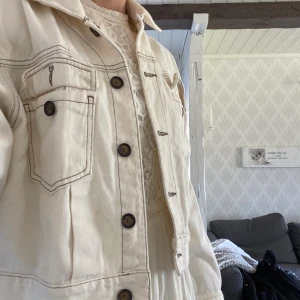 Jeansjacka zara - Jeansjacka från zara i stl xs/s. Inte använd många gånger, därmed fint skick. Kan fraktas men då tillkommer fraktkostnaden 😊