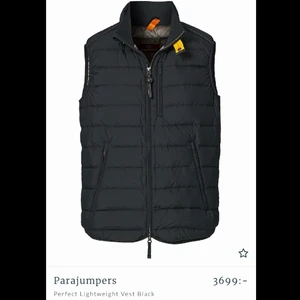 Parajumper väst - Äkta parajumper väst för herr (fungerar även till dam). Nästan oanvänd och går att skanna med koden på insidan. Västen är i storlek L men skulle även fungera till M.  Nypris 3699kr, mitt pris 2700kr kan tänka mig gå ner vid snabb affär. Möts i Stockholm 