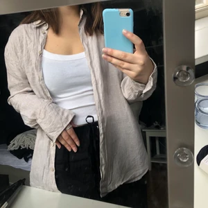Linneskjorta från Gina tricot, 150kr - Linneskjorta från Gina tricot, inte särskilt använd så är i bra skick💛