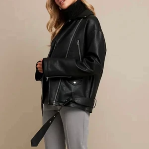 Skinnjacka  - Säljer denna skinnjacka från Linn Ahlborgs kollektion med nakd, säljs inte längre💞 ena öglan är trasig (se bild 2) men går lätt att laga! 