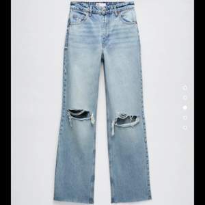 Jeans med slitningar från zara nypris 400kr mitt pris 200kr priset kan diskuteras vid snabb affär möts i Stockholm 