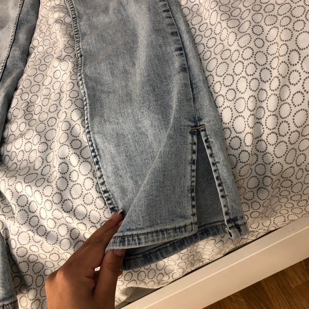 Säljet mina jättefina blåa bershka jeans med slits längst ner i storlek S. Byxorna är köpta på Zalando. Säljer på grund av att de är för stora på mig.. Jeans & Byxor.